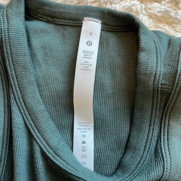 BRAND NEW Lululemon crop workout tank - Picture 2 of 2